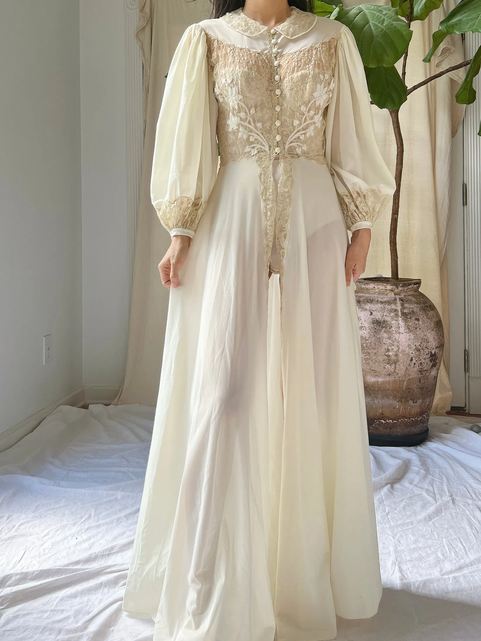1940s Lace and Nylon Puff Sleeve Dressing Gown - XS