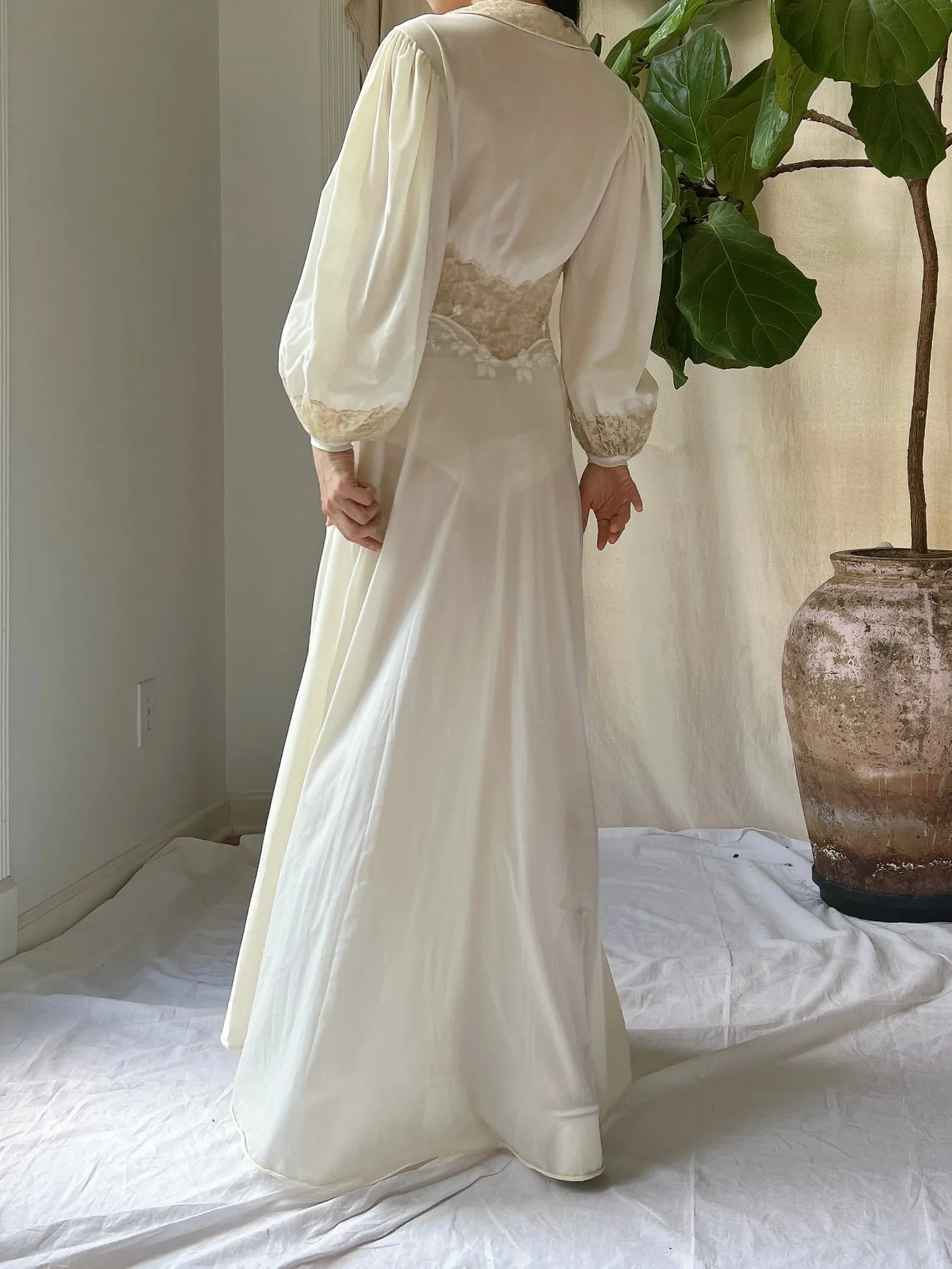 1940s Lace and Nylon Puff Sleeve Dressing Gown - XS