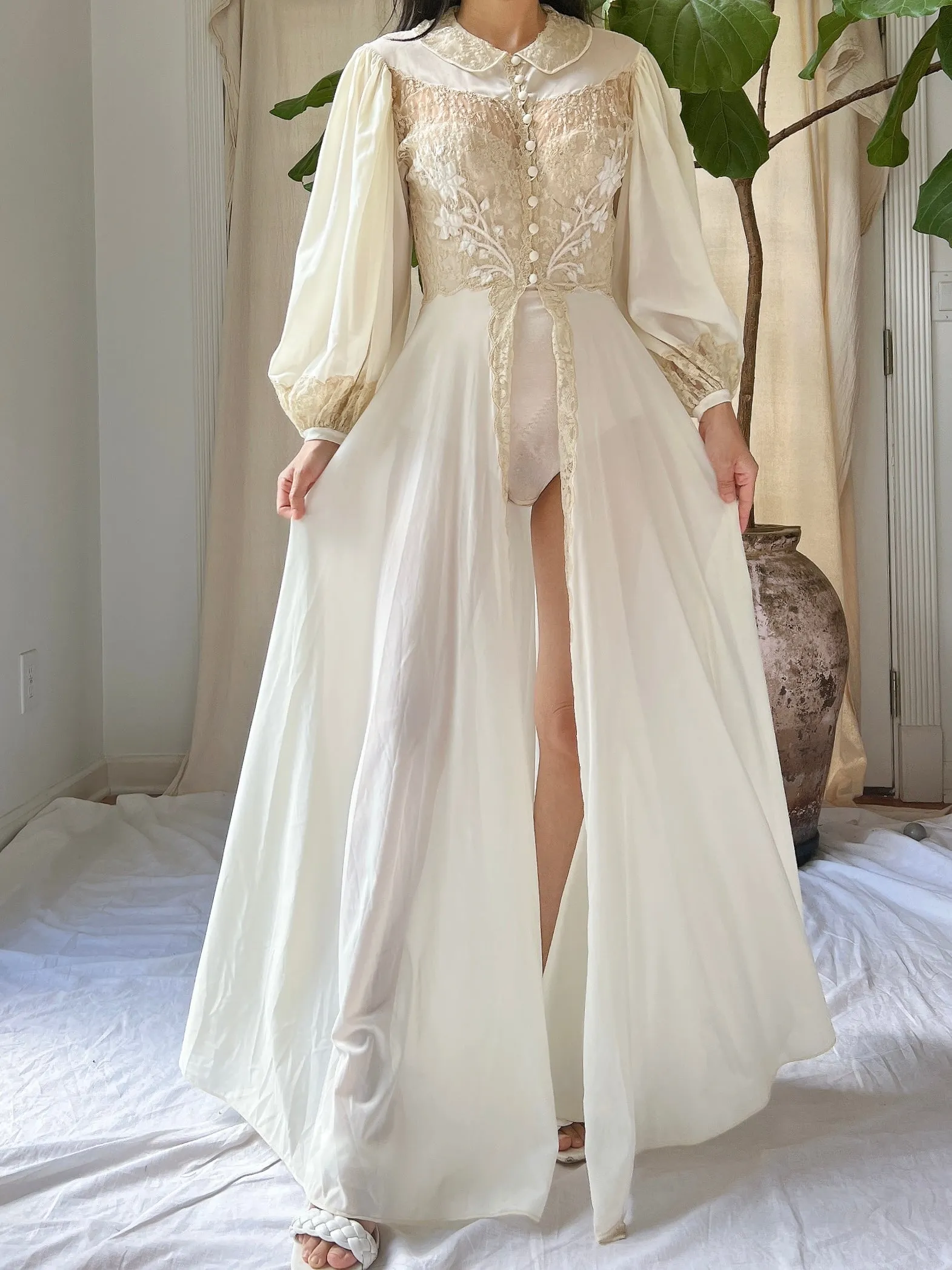 1940s Lace and Nylon Puff Sleeve Dressing Gown - XS