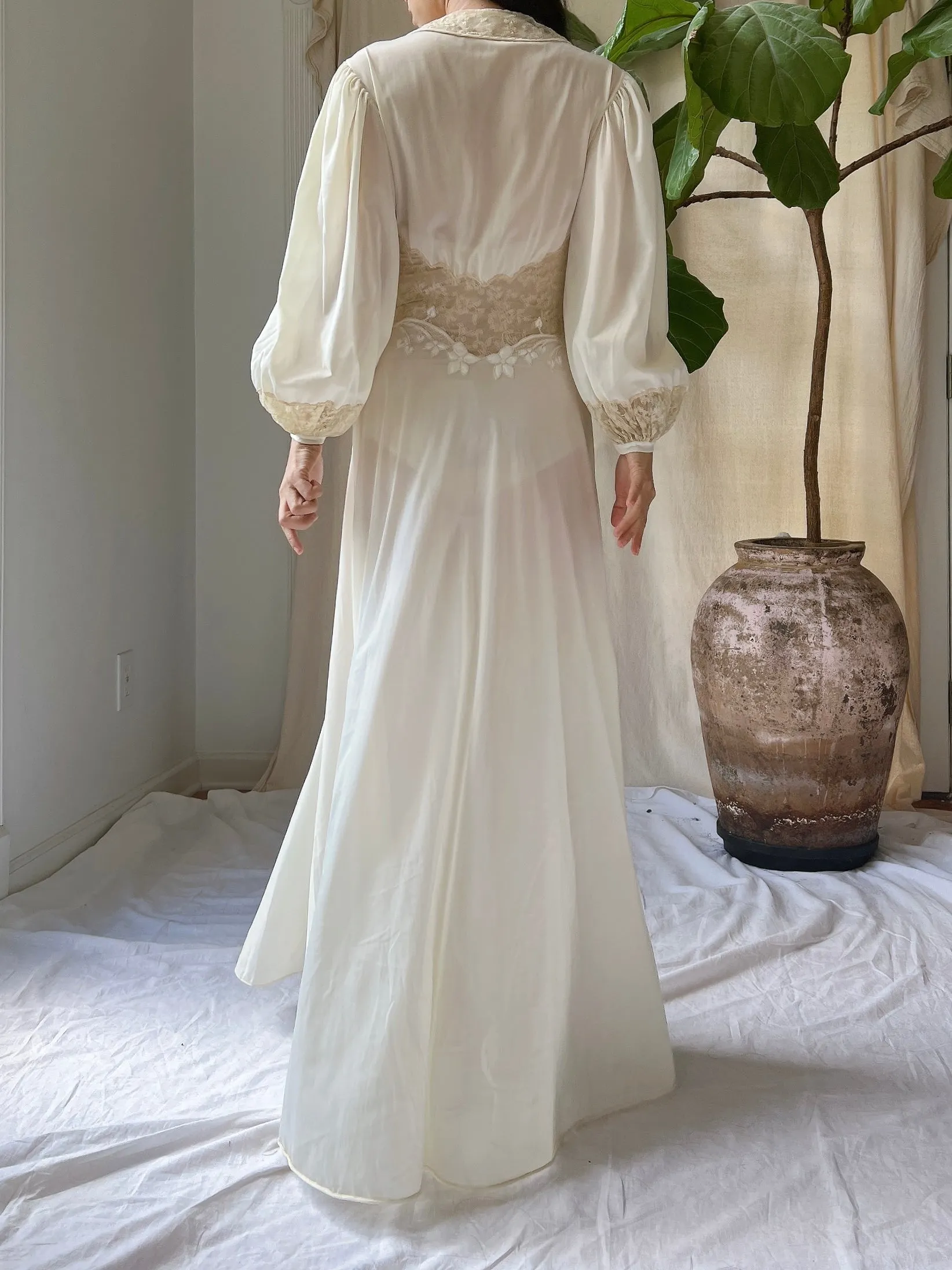 1940s Lace and Nylon Puff Sleeve Dressing Gown - XS