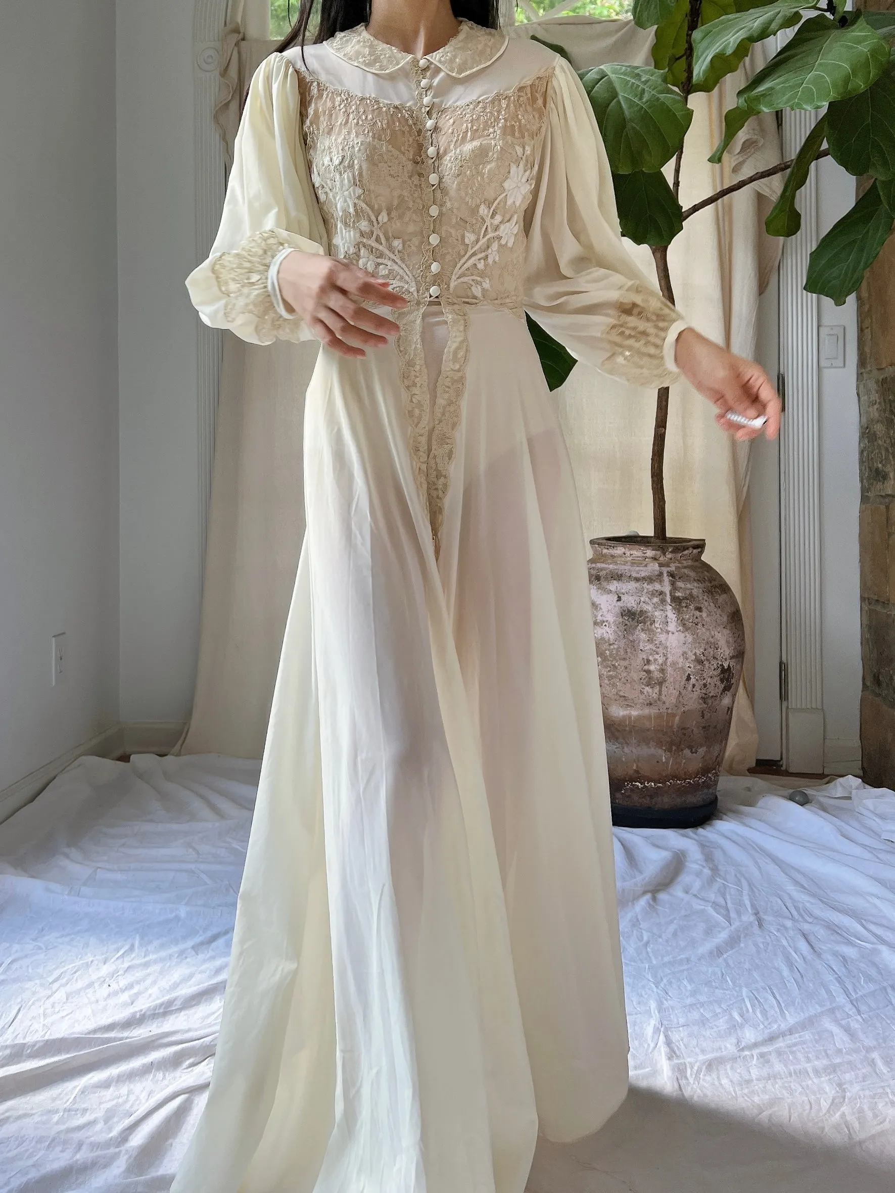 1940s Lace and Nylon Puff Sleeve Dressing Gown - XS