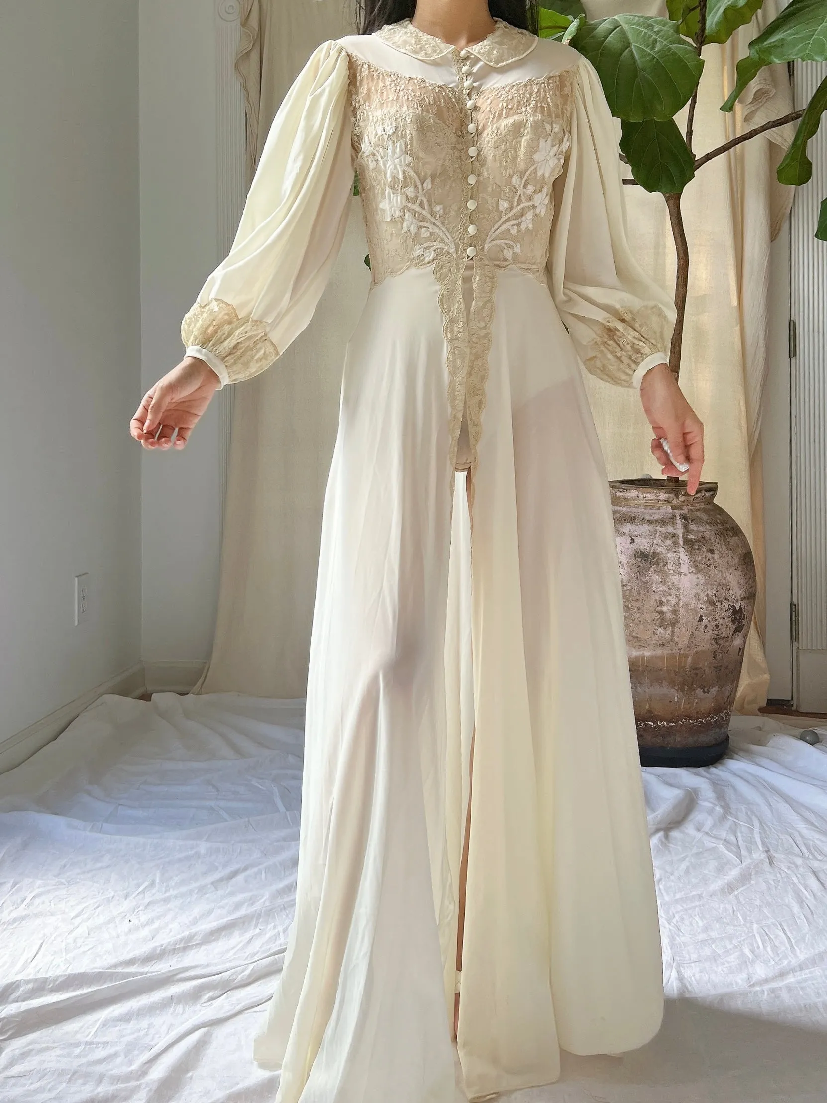 1940s Lace and Nylon Puff Sleeve Dressing Gown - XS