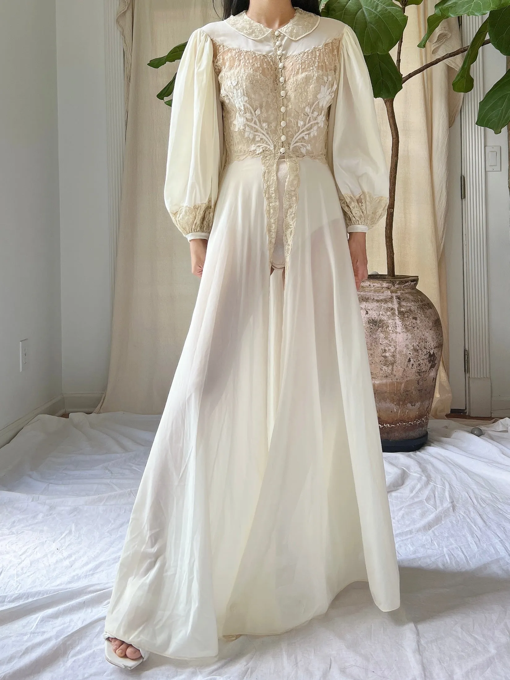 1940s Lace and Nylon Puff Sleeve Dressing Gown - XS