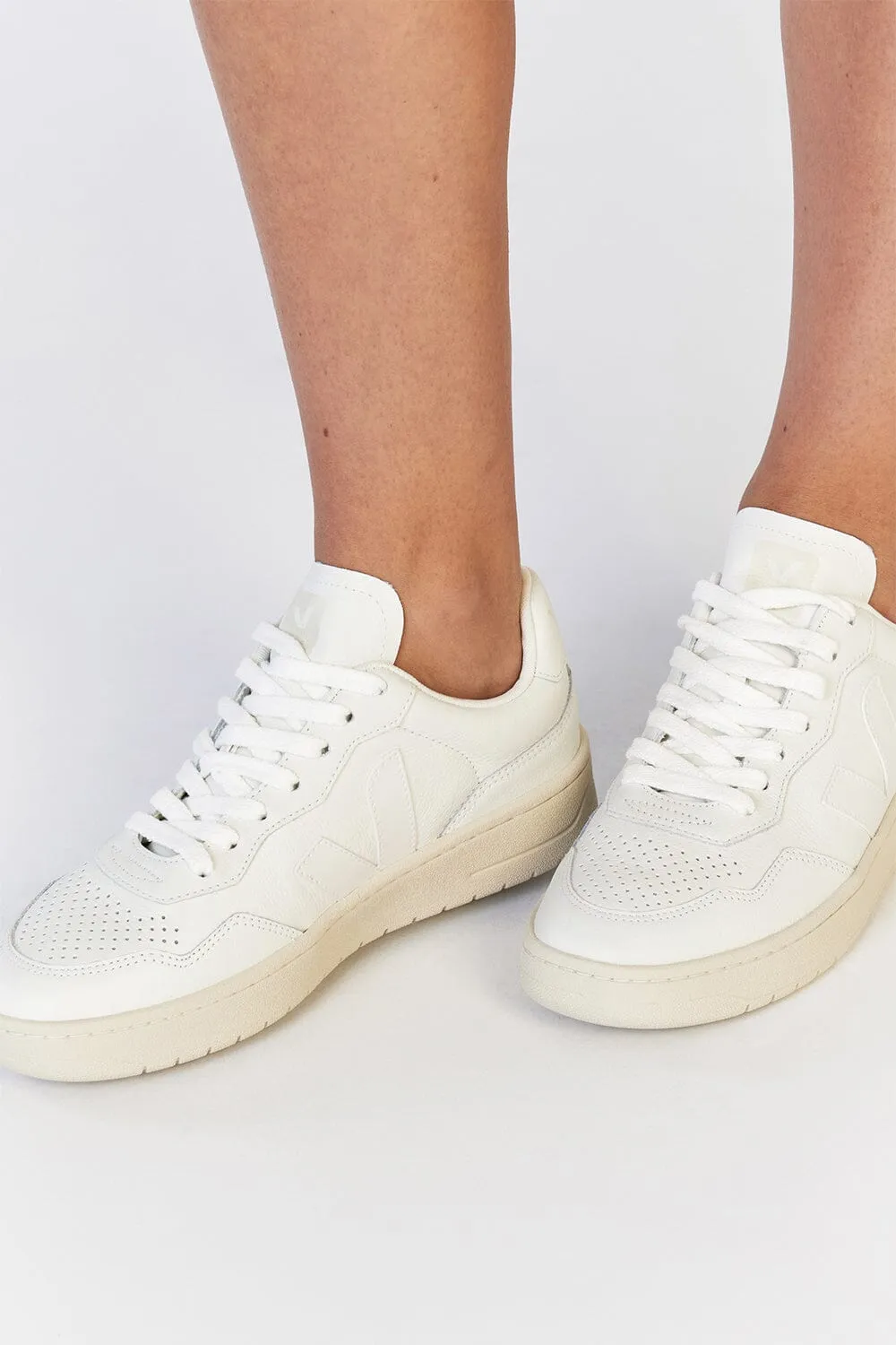 VEJA V-90 O.T. LEATHER EXTRA WHITE