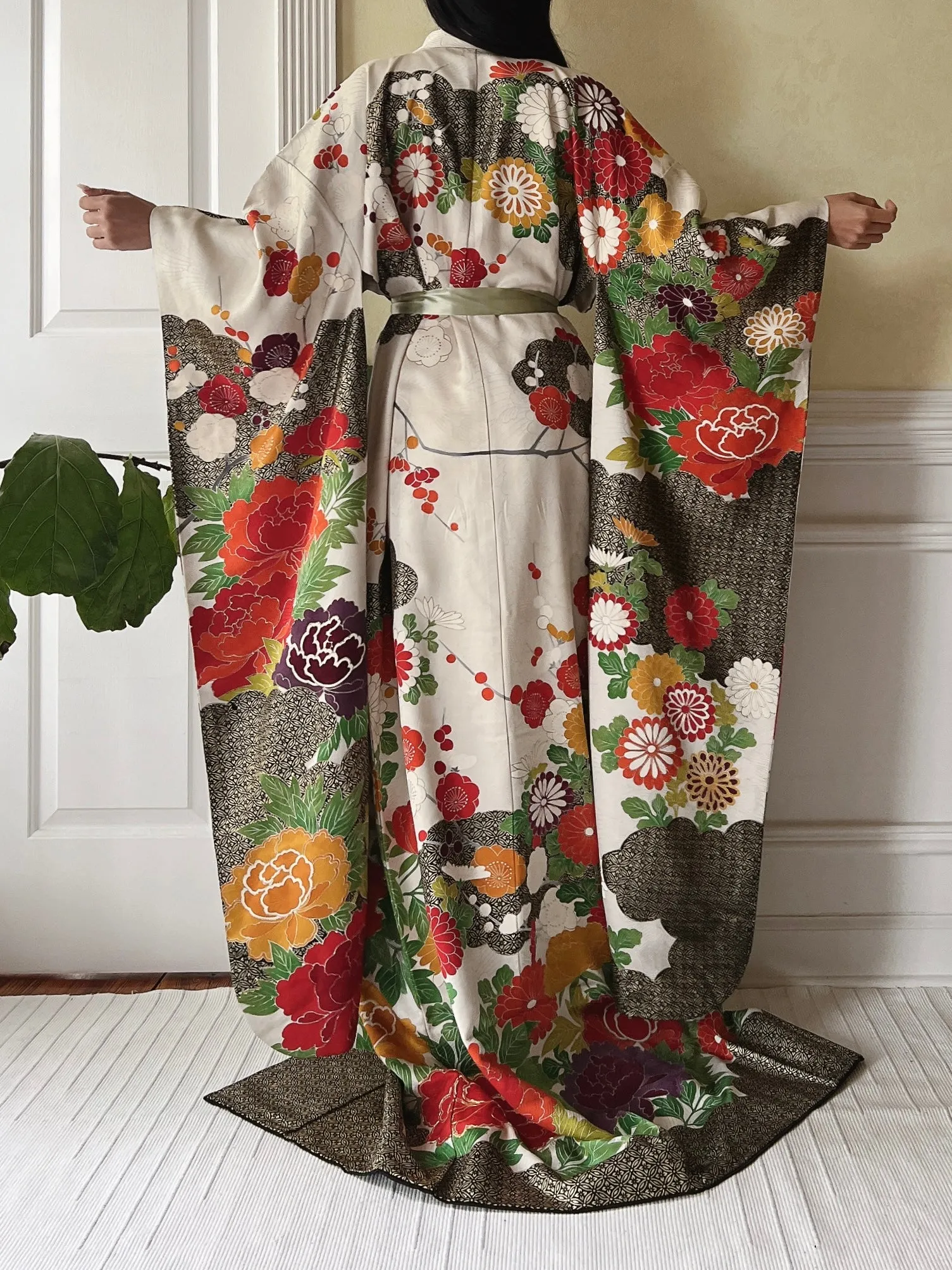 Vintage Silk Kimono with Peonies and Daisies - OSFM