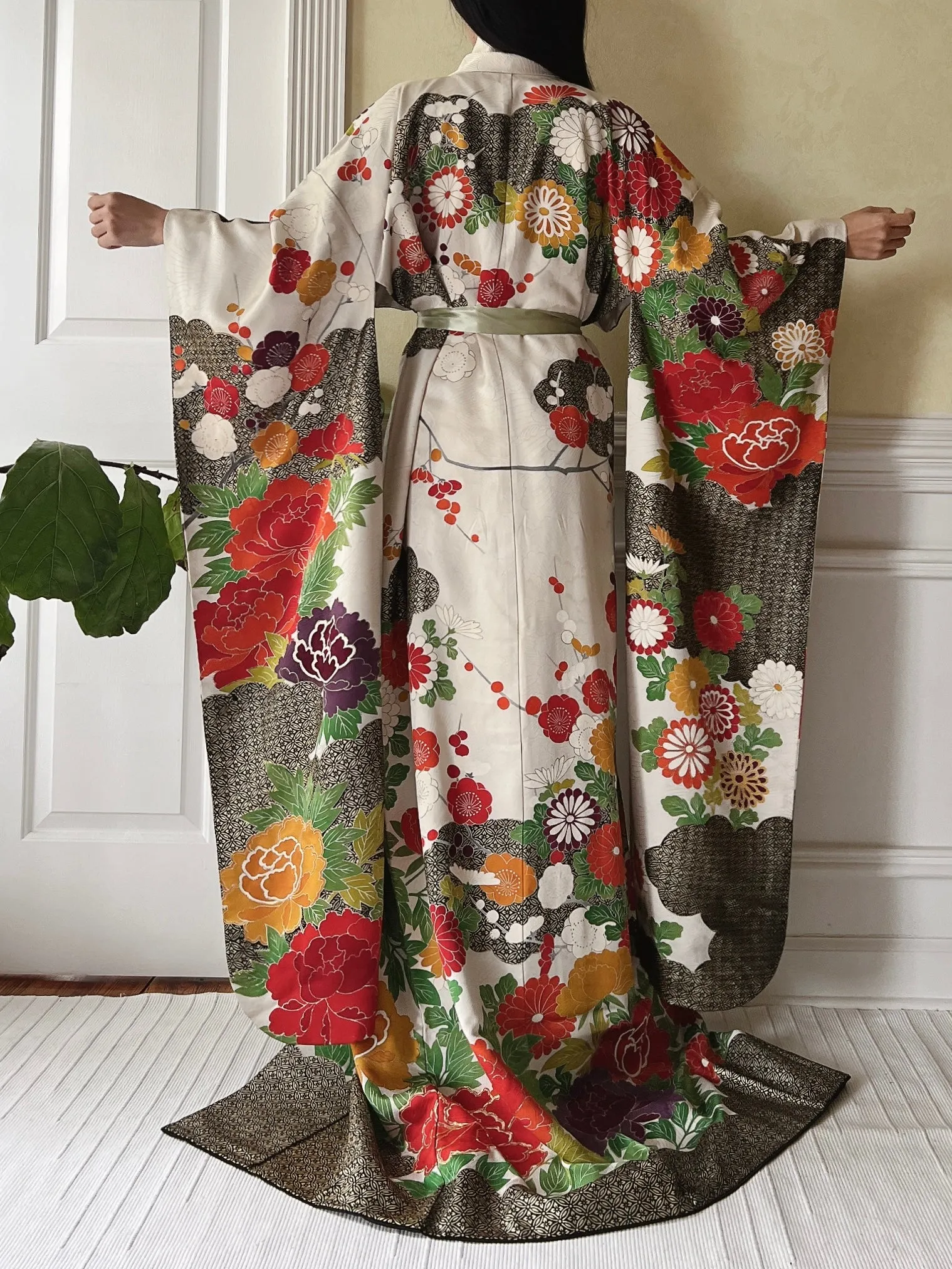 Vintage Silk Kimono with Peonies and Daisies - OSFM